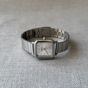 Elegant silver vintage style watch WMNS2